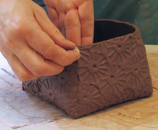 6 Strengthen the join by stamping the corner. Support the clay from the inside.