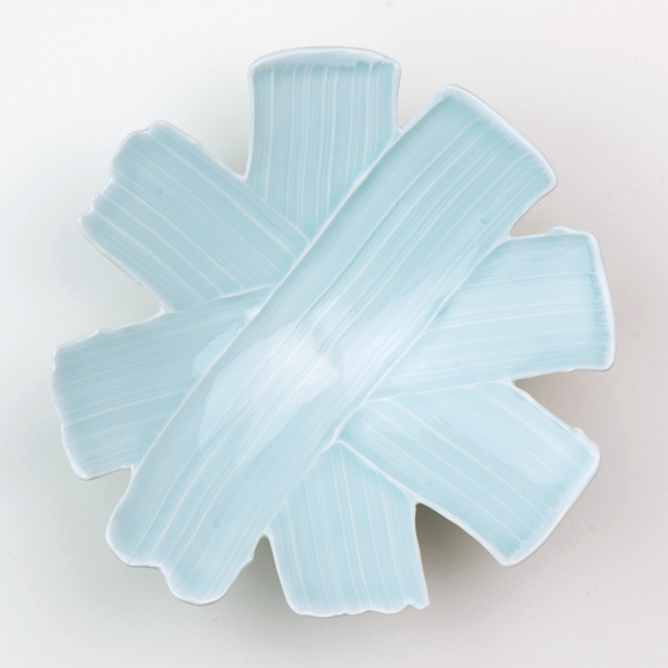 2 Derek Au’s Brushstroke Dish, porcelain, 2017.