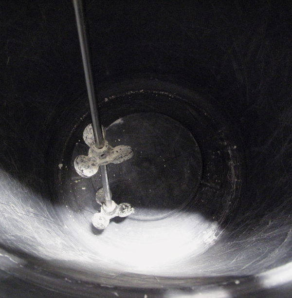 4 The motor is placed about halfway between the center of the lid and the edge, which assures that the impellers don’t get too close to the edge of the can.