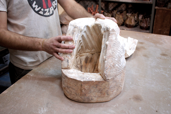 2 The mold sections fit together in a dry run.