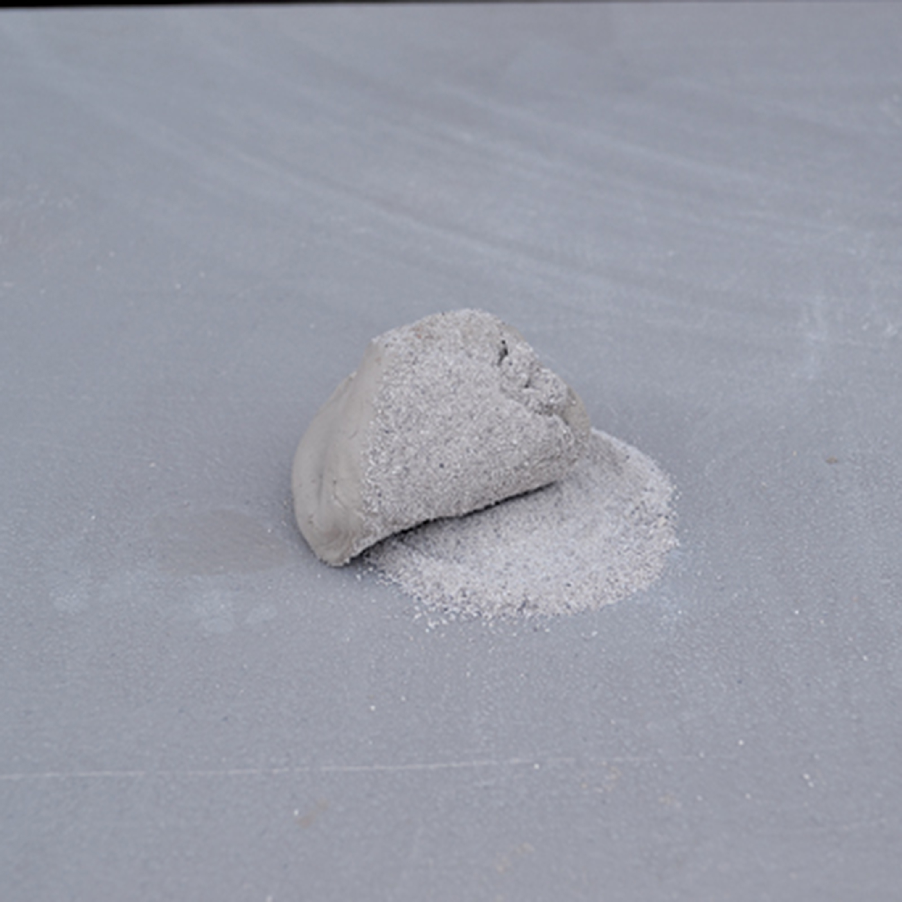 4 Wedge some grog into your clay. Medium grog works well. Form grogged clay into tall cylindrical logs.