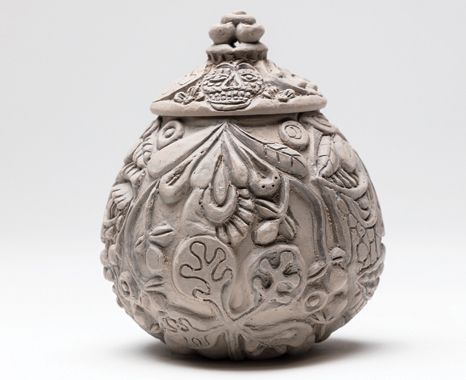 7 Many small changes in the angle of your carving strokes create curves and a sense of depth and volume.