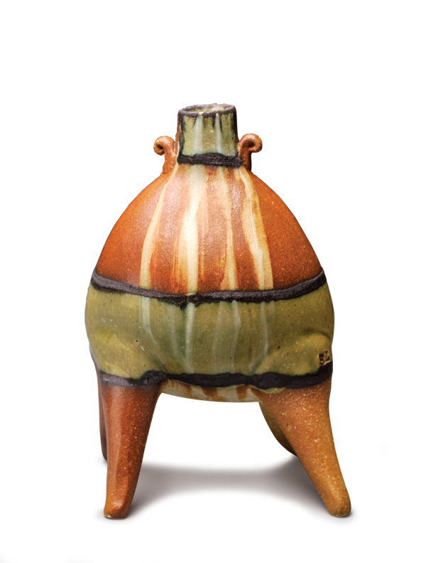 1 Suze Lindsay’s footed bud vase, 6 in. (15 cm) in height, salt-fired stoneware.