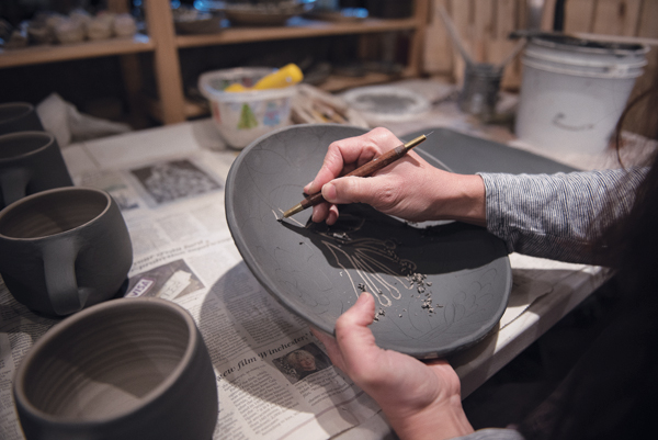 5 When carving, rotate your plate to suit the best angle for carving and to be sure not to smudge your surface.