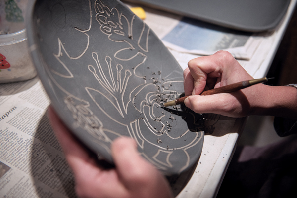 6 Once you’re finished outlining the carving, carefully remove the shavings without creating hazardous dust.