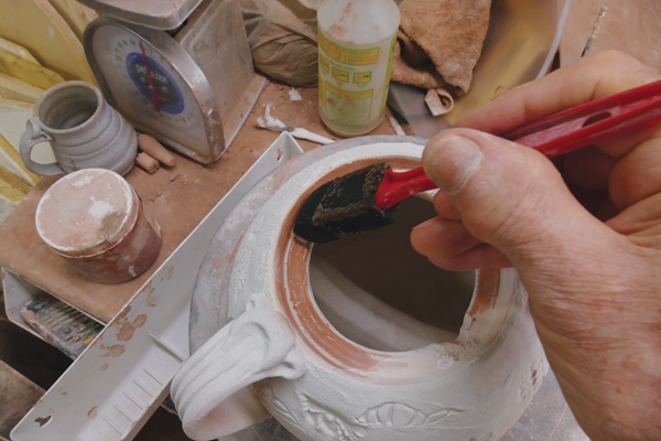 5 Use a sponge brush to clean stain off the galleries for lids.