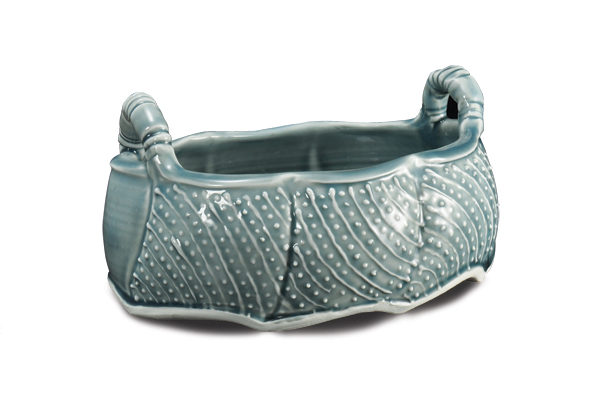 1 Lynda Katz’ serving dish, 9½ in. (24 cm) in width, wheel-thrown, handbuilt, and altered porcelain, 2017.