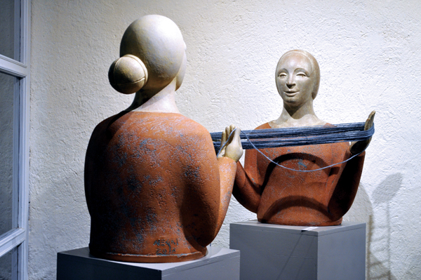 1 Tonino Negri’s Sul Filo del Racconto (On the thread of the story), 25 in. (64 cm) in height, stoneware, 2017. Photo: Susanna Busoni. 