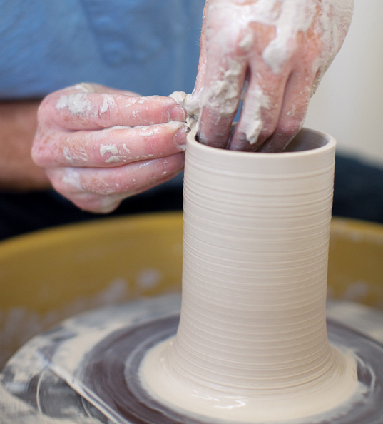 4 Compress the rim of the piece each time you pull up the walls.