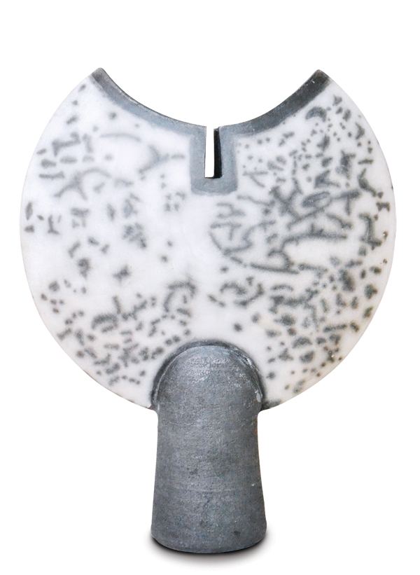 1 Christina Peters’ raku sculpture, 15¾ in. (40 cm) in height, raku-fired ceramic. Photo: Felicity Bell.