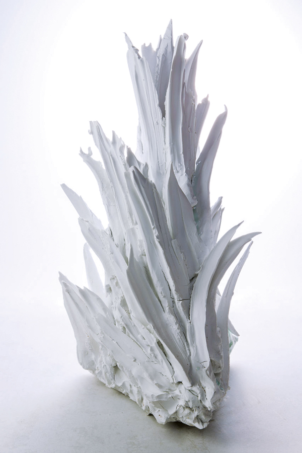 4 Tsubasa Kato’s Sankakunococoro, 31½ in. (80 cm) in height, porcelain, 2014.