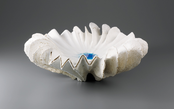 1 Koike Shoko’s Water Form, 21¼ in. (54 cm) in diameter, stoneware, glaze, 2016. Photo: Omi Shigeharu.