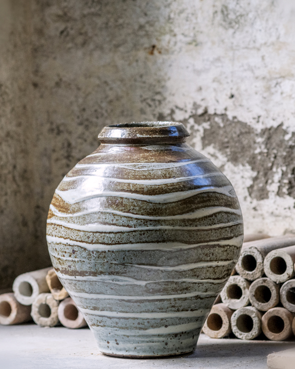 1 Roelof Uys’ jar, ceramic, slip, ash glaze, 2018. Photo: Matthew Tyas.