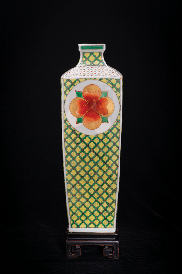 8 Vase with flower medallion, 14¾ in. (37 cm) in height, press-molded Jingdezhen porcelain, gucai overglaze, 24k Roman and German gold, 2017. All pieces are porcelain, fired to cone 10 in a gas kiln in reduction with additional lower-temperature firings for overglazes and lusters in an electric kiln. All photos: Marvin Moore.