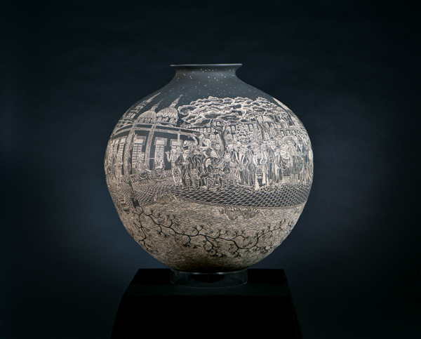 7 Hector Javier Martinez Mendez’s The Artists of Mexico, 16 in. (41 cm) in height, earthenware, 2017. 