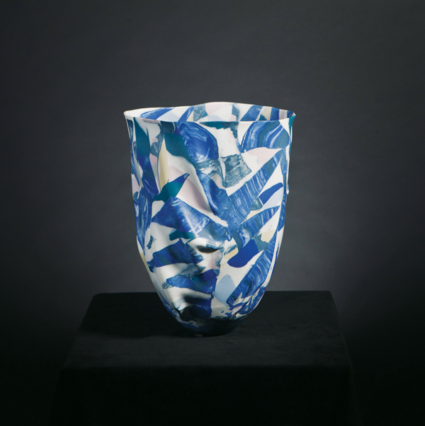 1 Babs Haenen’s vessel, 10 in. (25 cm) in height, porcelain, 1983. Courtesy of the Diane and Igal Silber Collection. 