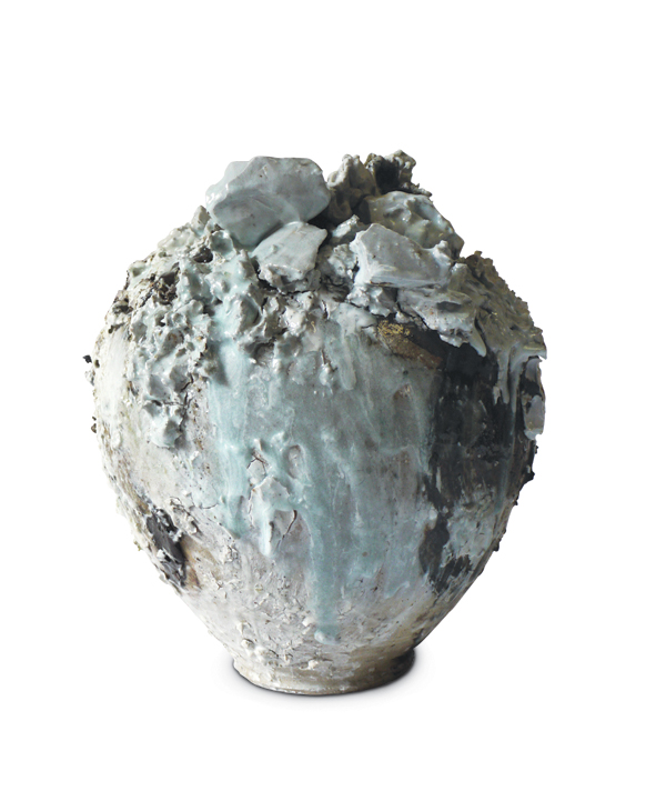 2 Akiko Hirai’s The Moon, 22 in. (55 cm) in height, stoneware, 2017.