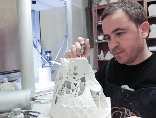 1 Emre Can sculpting his printed forms.