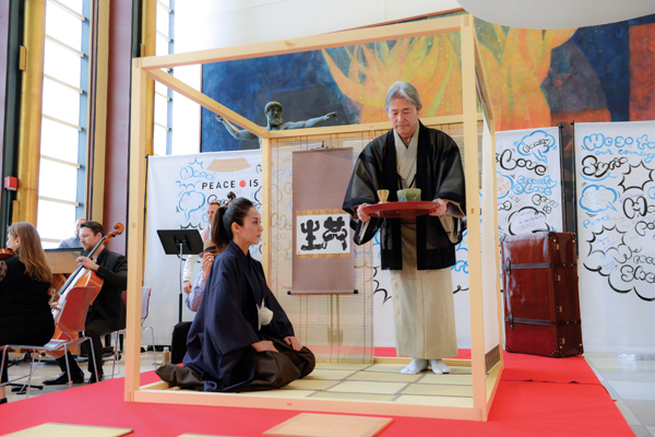 5 Kuniji Tsubaki serving tea to Sword Master Kyo Kasumi who represented a traditional samurai in the tea ceremony performance. Photo: Tokio Kuniyoshi.