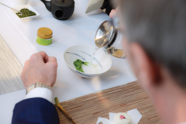 7 An audience member learning to make matcha tea, using a teabowl made by Nobuo Nishida. Photo: Tokio Kuniyoshi. 