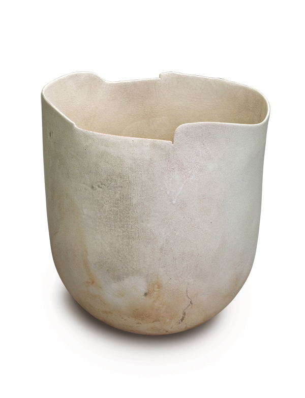 4 Richard DeVore’s R 384-1983, 13 in. (33 cm) in height, glazed stoneware, 1983. Photo: Jon Bolton.