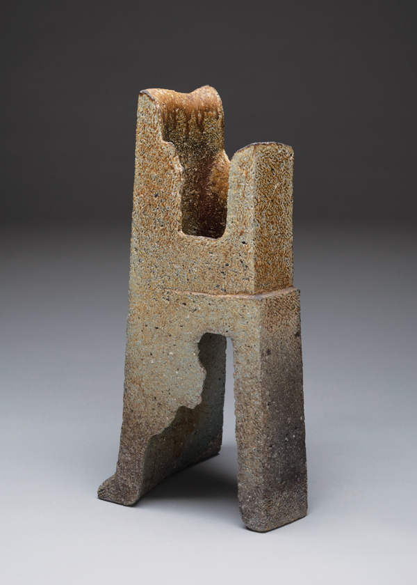 3 Ryuichi Kakurezaki’s Bizen ware large flower vase, 21 in. (53 cm) in height, stoneware, natural-ash glaze, 2003. Courtesy of New Orleans Museum of Art. Photo: Roman Alokhi.