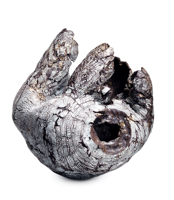 1 Futamura Yoshimi’s Rebirth, 26 in. (66 cm) in height, stoneware, porcelain slip, 2017. Photo: Richard Goodbody.