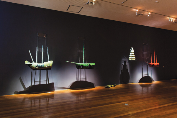 6 Transits, various dimensions, hand-modeled stoneware, lead glazes, 2012–13. Photo: Kim Yoonhae. 