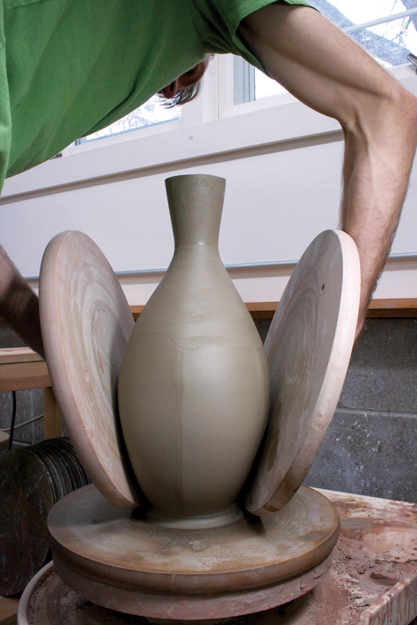 4 Compress the sides of the cylinder, starting with the pressure at the bottom.