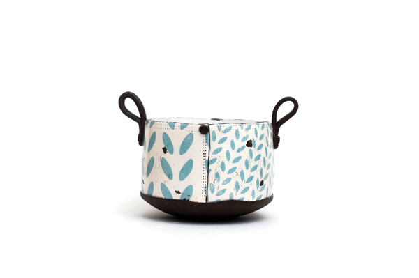 2 Sam Walker’s tub pot, 6 in. (15 cm) in height, clay, stenciled slips, fired to 2084°F (1140°C), 2017. 