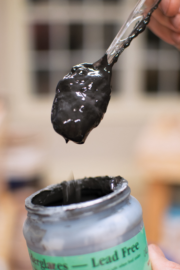 1 Adding silkscreen medium to thicken underglaze makes the consistency ink-like.