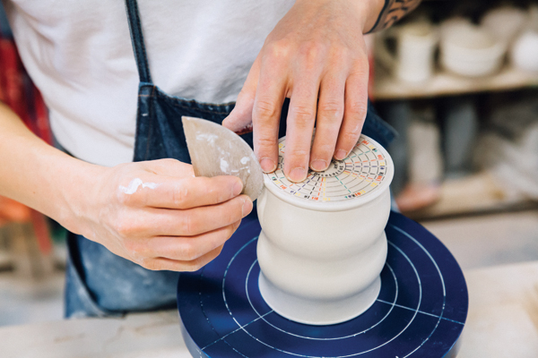2 Using a decorating disk, divide the foot into 4 sections, marking it using a rib.