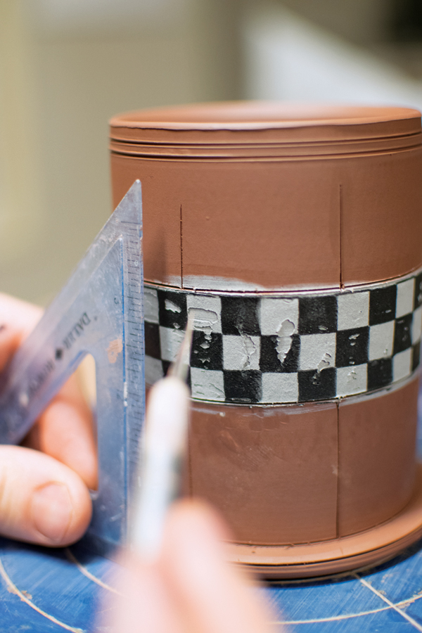 8 Mark the vertical divisions on the cup using a triangle ruler.