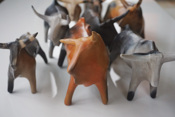 2 Cattle figures, handbuilt, burnished, various dates. Photo: Bodil Deibjerg.