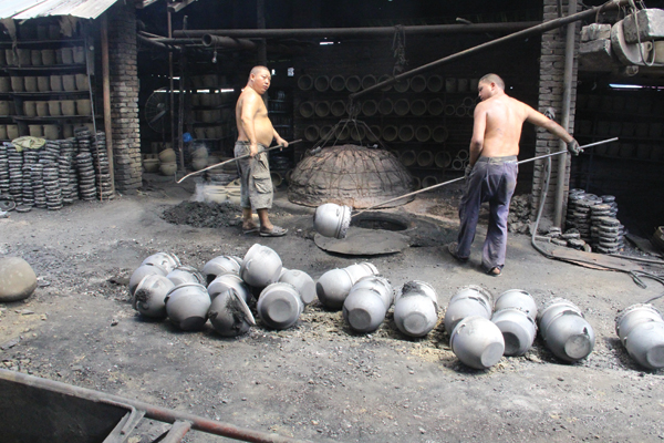 9 Still hot pots being pulled from the second reduction pit.