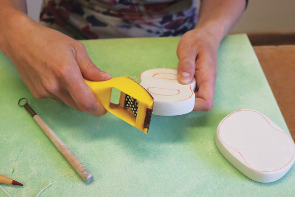 1 The shape of the test tile is transferred to a plaster blank using a template, then the outer contour is defined using a Surform.