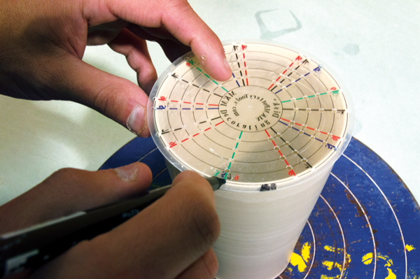 3 Divide the pot into sections from the top using an MKM Decorating Disk.