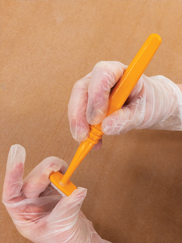 5 Hold the handle in place while the glue sets. 
