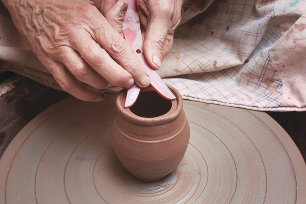 9 Throw the sugar bowl, create a gallery on the rim, then measure it with calipers. Coat it with white slip.