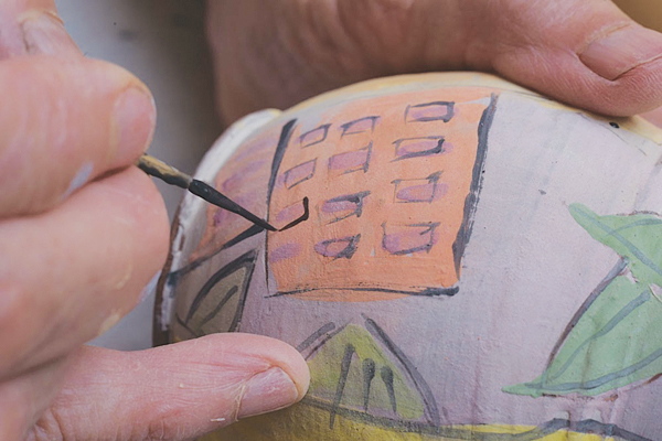18 Outline elements of the pattern in black to create a sense of foreground and background to add depth.