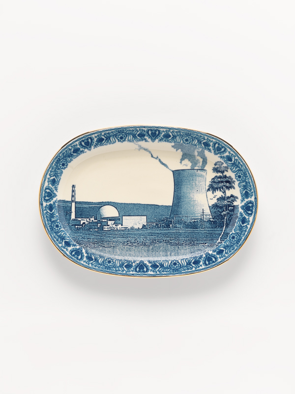 1 Paul Scott’s Scott’s Cumbrian Blue(s) Leibstadt, Langenthal porcelain, blue underglaze, decals, gold luster, 2012. Photo: Mauro Magliani and Barbara Piovan.