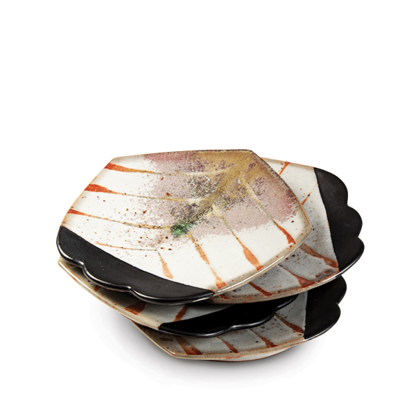 1 Matthew Hyleck’s three plates stacked, 10 in. (25 cm) in diameter, wheel-thrown stoneware, shino glaze, gas fired to cone 10 in reduction. Photo: Silvia Palmer.