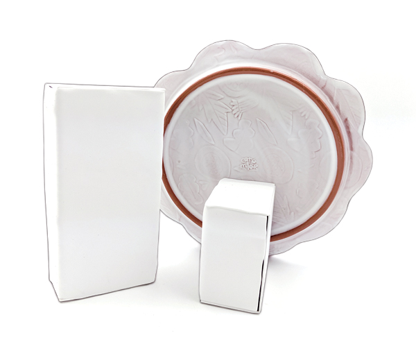 5 Place a craft-foam-covered brick behind plates and platters to create a plate-stand-free image when photographing. 
