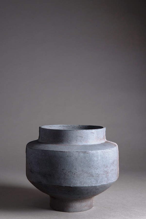 Footed pot, 11 in. (28 cm) in diameter, pinched, unglazed Spanish stoneware, fired in a gas kiln in reduction to 2336°F (1280°C), 2018. Photo: Jérémie Logeay.