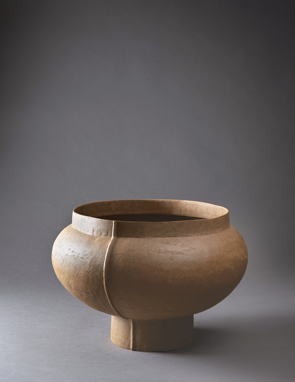 Large footed jar, 17⅓ in. (44 cm) in diameter, pinched, unglazed, Spanish stoneware, fired in a gas kiln in reduction to 2336°F (1280°C), 2017. Photo: Jérémie Logeay. 