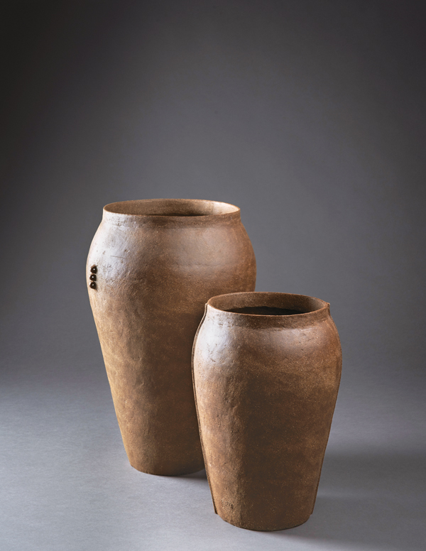 Two vases, to 15⅓ in. (39 cm) in height, pinched, unglazed Spanish stoneware, fired in a gas kiln in reduction to 2336°F (1280°C), 2017. Photo: Jérémie Logeay. 