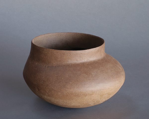  Eccentric one, 9 ½ in. (24 cm) in diameter, pinched, unglazed Spanish stoneware, fired in a gas kiln in reduction to 2336°F (1280°C), 2016. Photo: Jérémie Logeay.