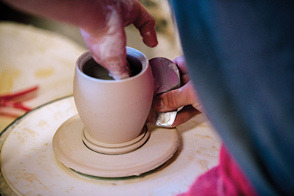 2 Use a flexible metal rib to refine it and add volume.