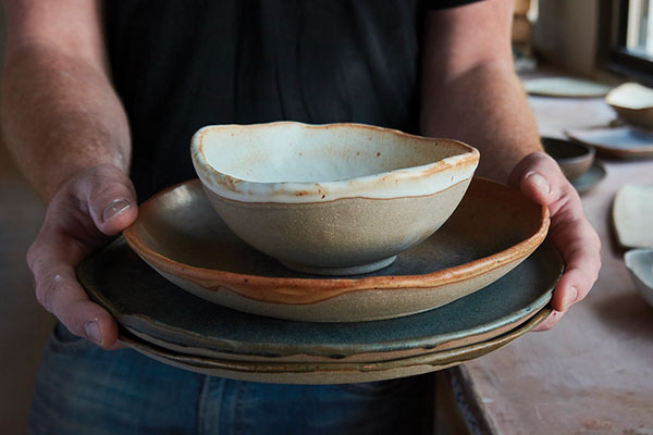 4 Live-Edge mix and match dinner set, to 10 in. (25 cm) in diameter, cone-11 stoneware. Photo: Margarita Garcia.