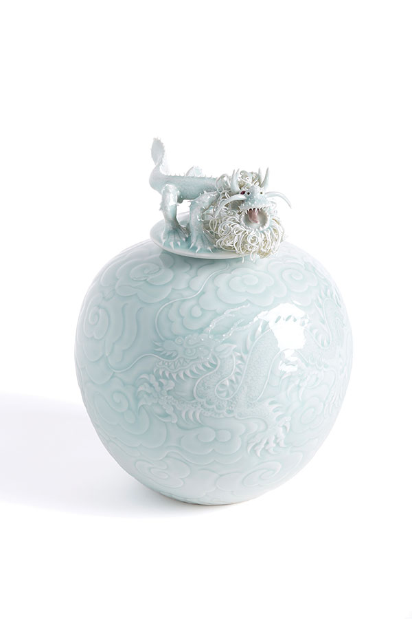 1 Cliff Lee’s Double Dragon with Inlaid Ruby Eyes, 12½ in. (32 cm) in height, porcelain, celadon glaze, rubies. Photo: Douglas Lee.